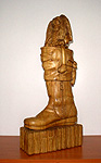Escultura en madera - Muñeca jugando con una bota