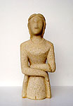 Escultura de piedra - Mujer de brazos cruzados