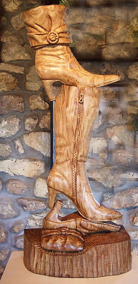 Sis�n, escultor c�ntabro presenta su colecci�n de esculturas en piedra y en madera. Entre sus obras de encargo destacan sus tallas en piedra y en madera de arte sacro, escudos her�ldicos en piedra y en madera, fuentes de jard�n y piezas para colecciones privadas y obras p�blicas